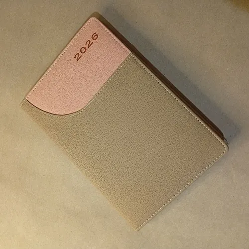 Agenda 2027 modelo beige y rosa, tapa dura en cuero sintético
