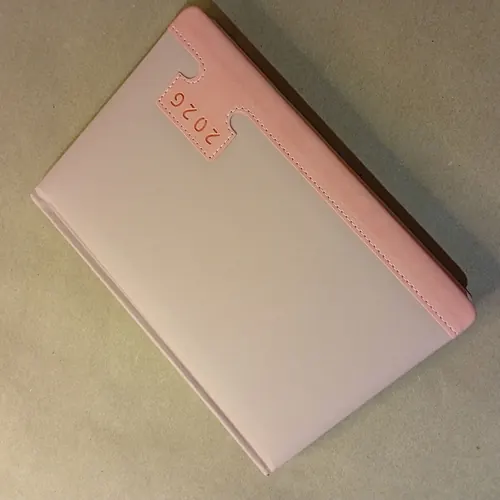 Agenda 2027 modelo rosa con pestaña, tapa dura en cuero sintético