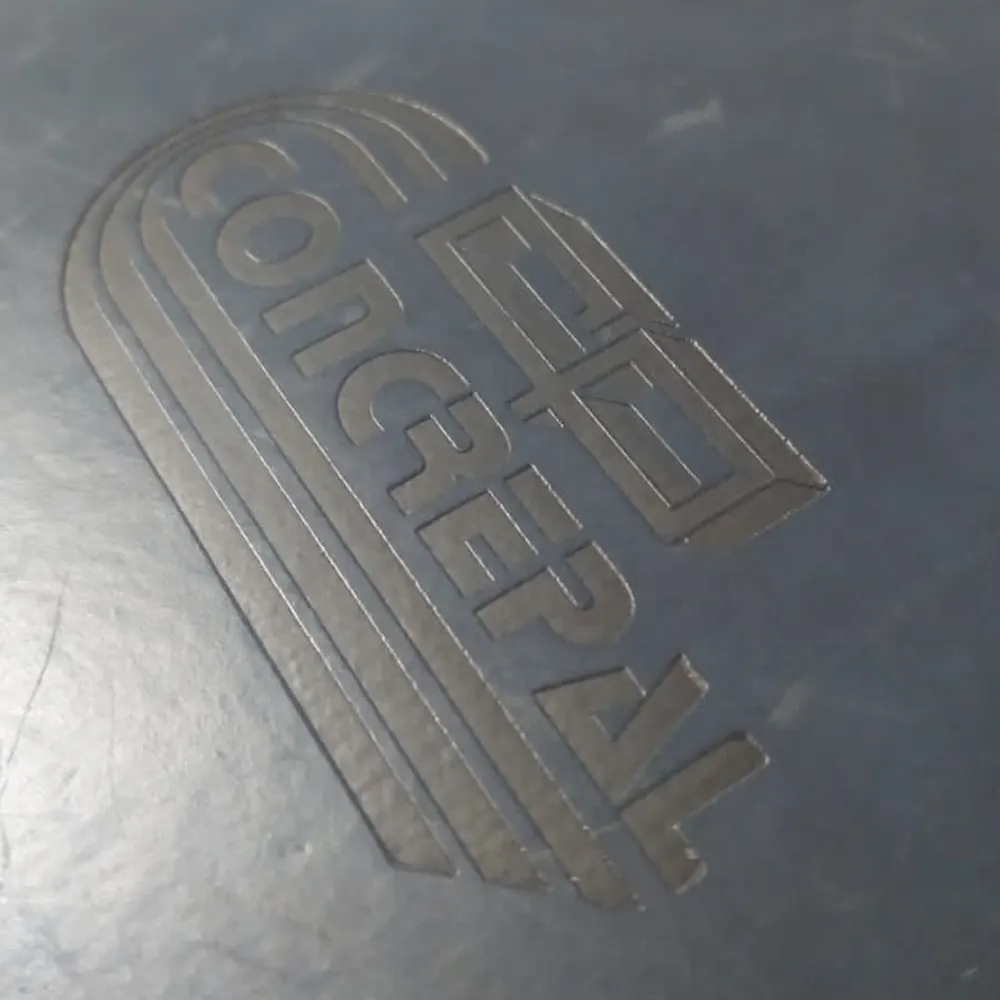 Logo marcado en relieve sobre la tapa