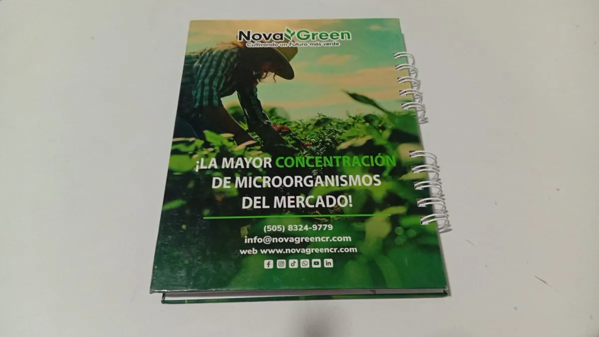 Contraportada de agenda a full color con datos de contacto y anillado wire-o en dos segmentos