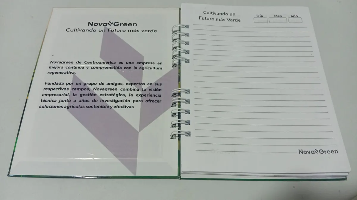Agenda abierta con la guarda impresa a full color con la presentación de la empresa junto a la primera hoja