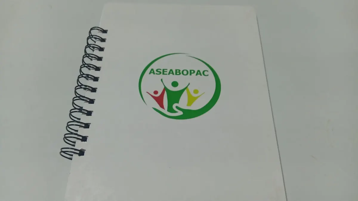 Cuaderno de apuntes personalizado con portada blanca, logo de ASEABOPAC a full color y wire-o negro