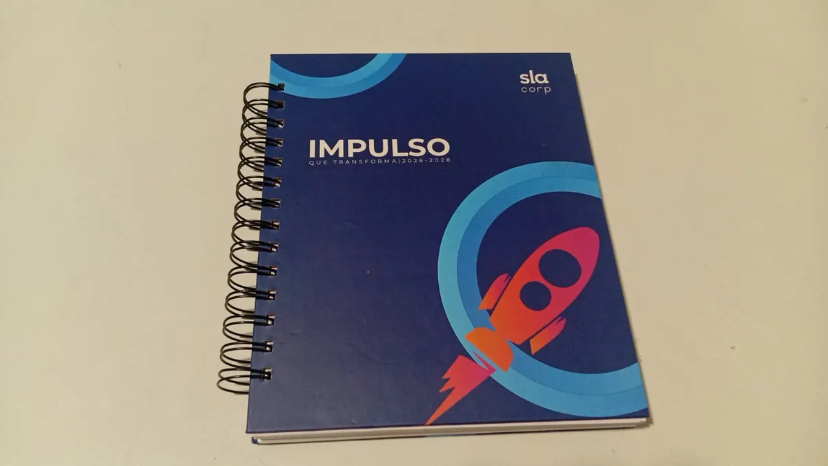 Cuaderno corporativo personalizado con portada azul ilustrada, laminado mate y wire-o metálico negro