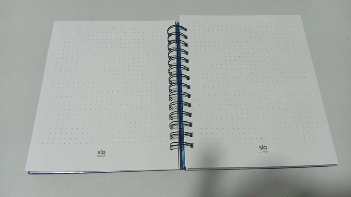 Hojas internas punteadas con el logo de la empresa al pie, impresas a una tinta, y wire-o metálico