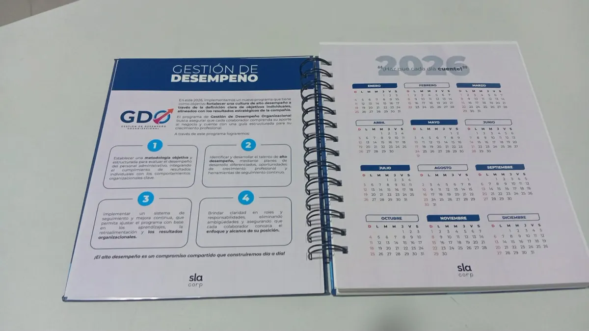 Insertos en papel couché con programa de gestión del desempeño y calendario anual a full color