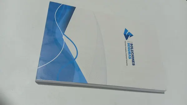 Libreta de apuntes personalizada con portada corporativa y ondas azules