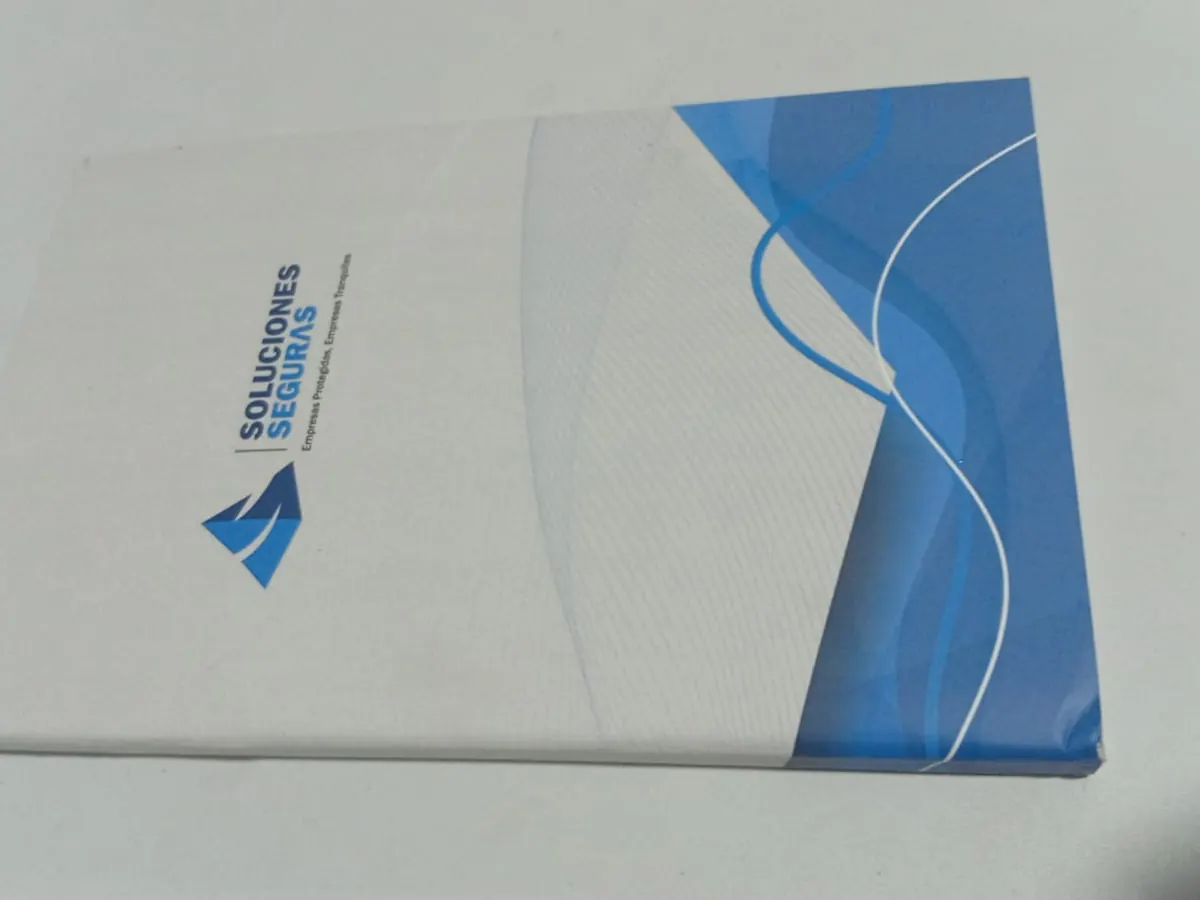 Portada de libreta corporativa con logotipo en vertical y franja de ondas azules a la derecha