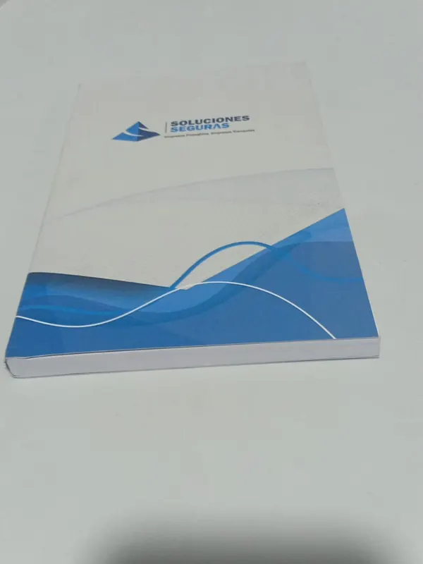 Libreta empresarial con tapa de cartulina sulfatada sobre una mesa blanca