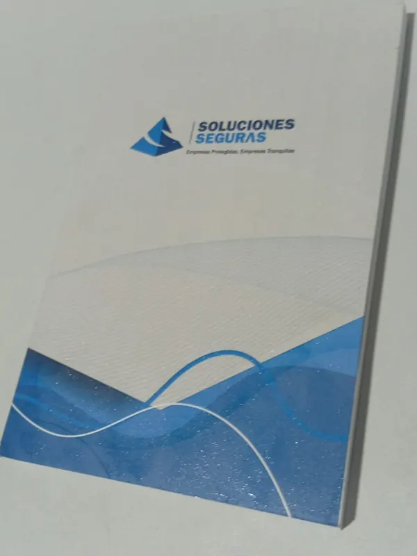 Portada vertical de libreta con logotipo arriba y ondas azules en la parte inferior