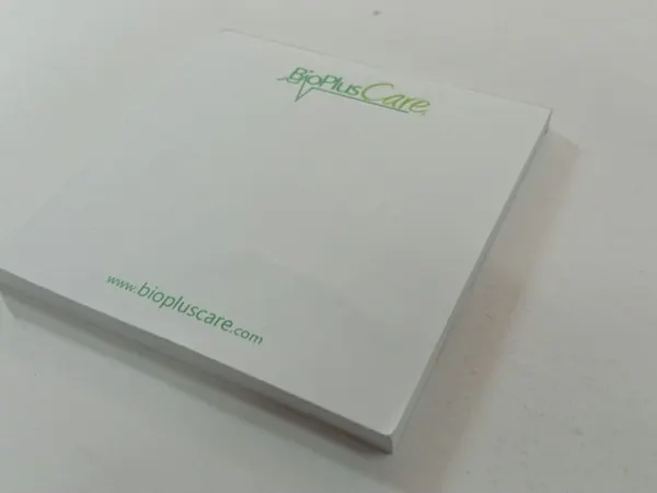 Bloc de notas blanco con logotipo verde impreso