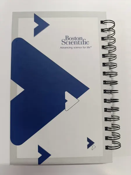 Contraportada de cuaderno impresa con formas geométricas azules