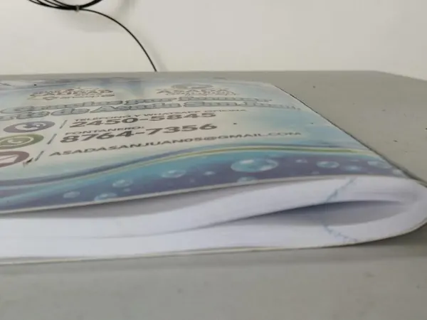 Contraportada de cuaderno escolar con datos de contacto de la organización