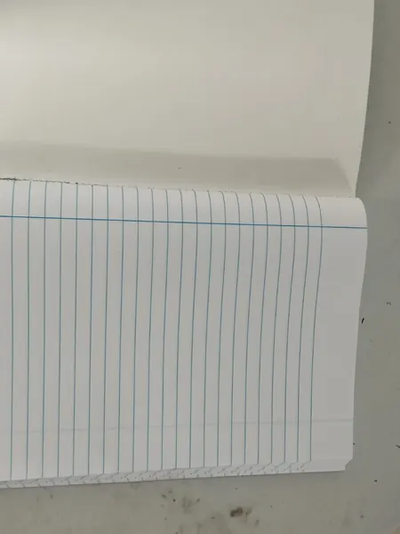 Interior rayado de un cuaderno escolar cosido