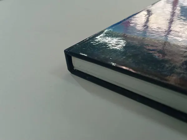 Lomo de un cuaderno de tapa dura