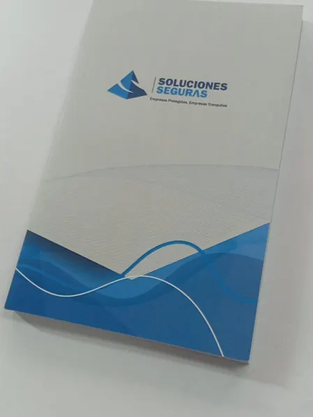 Cuaderno de tapa blanda encolado al calor con portada corporativa
