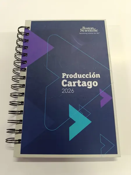 Cuaderno con espiral doble O negra y portada corporativa azul