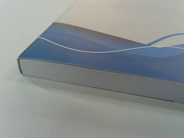 Lomo recto de un cuaderno encolado al calor