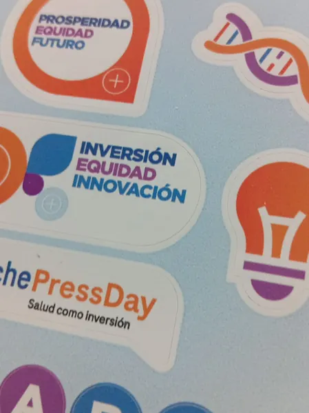 Stickers troquelados con frases e íconos de una campaña