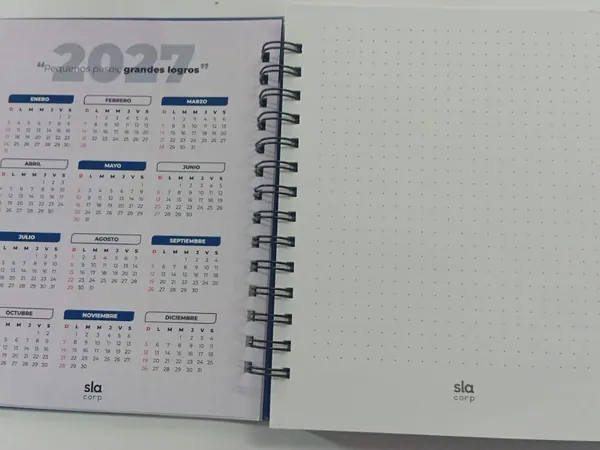 Calendario anual a color junto a una hoja punteada