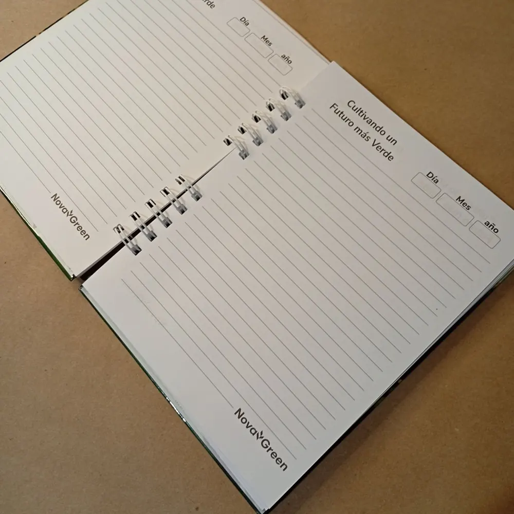 Interior de cuaderno con frase de la empresa, logo y casillas de fecha