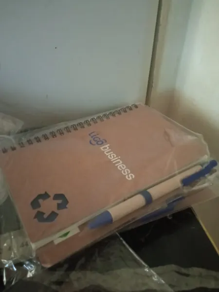 Libreta ecológica de portada kraft con logotipo blanco y bolígrafo