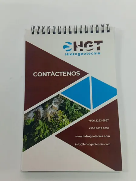 Contraportada de libreta con datos de contacto de la empresa