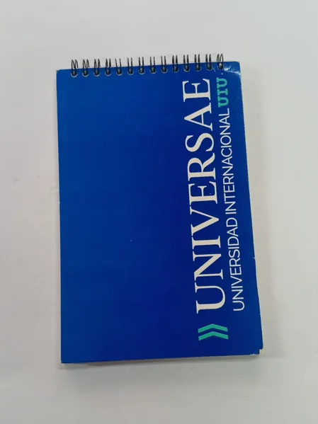 Libreta a la medida con espiral superior y portada azul con logotipo