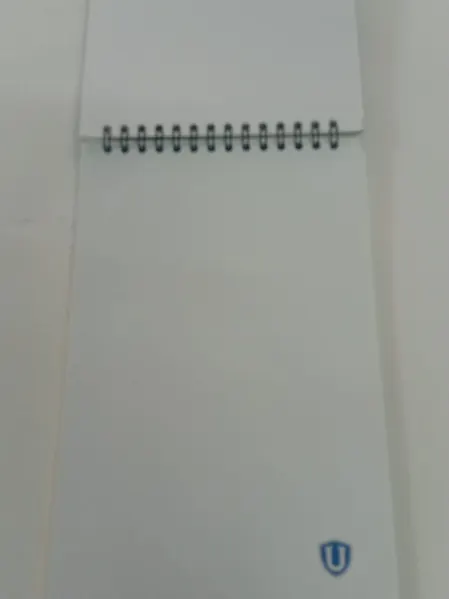 Interior liso de libreta con logo pequeño en la esquina