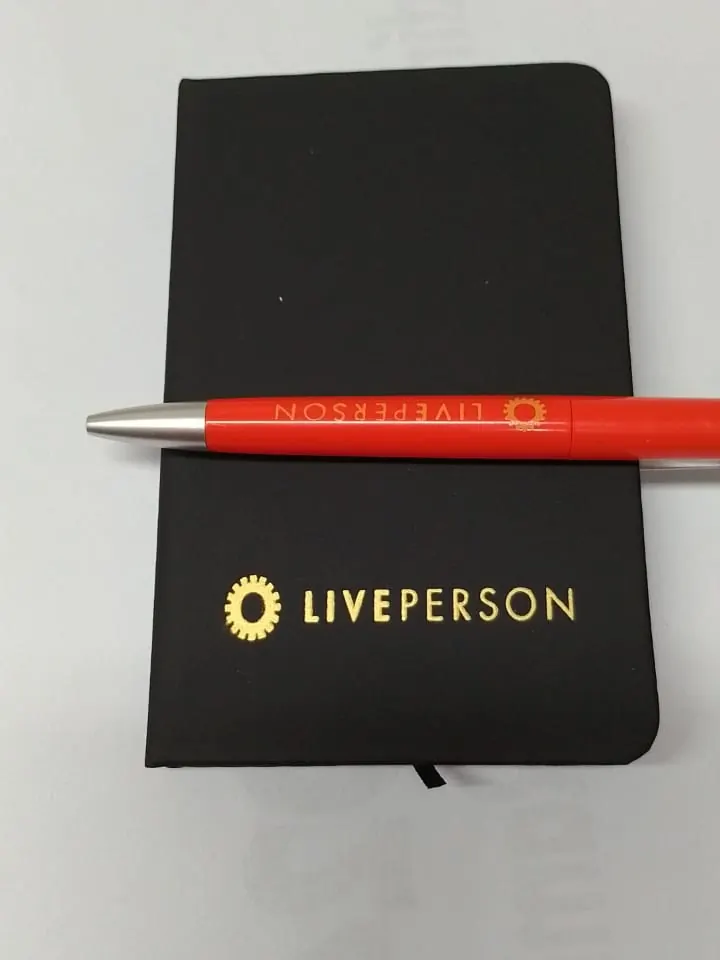 Libreta negra con logotipo dorado