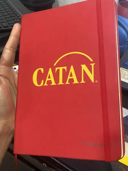 Libreta roja con elástico y logotipo impreso en amarillo
