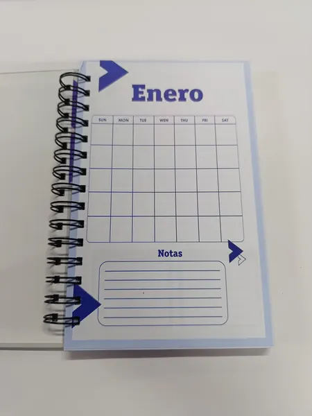Página mensual de un planificador personalizado con calendario y espacio para notas